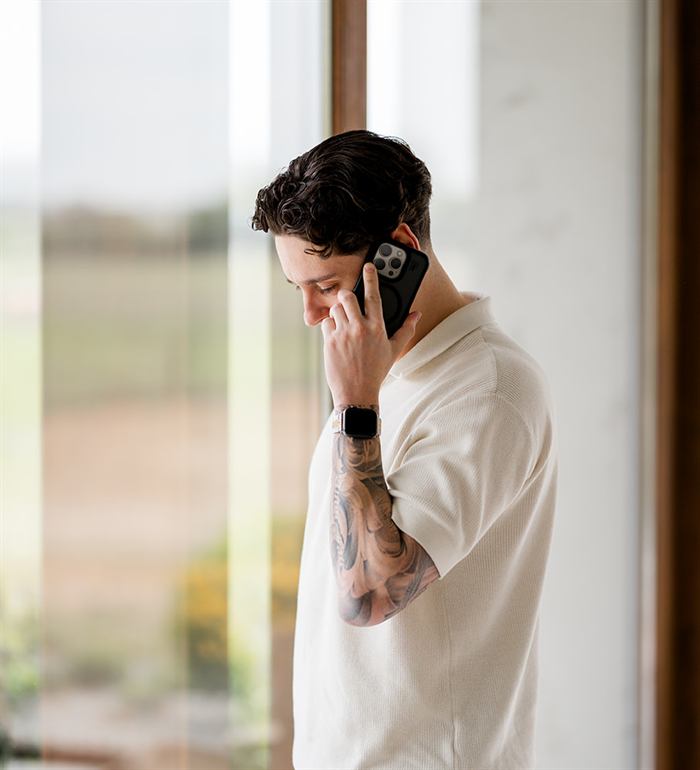 Gijs van de Loo neemt lachend de telefoon op
