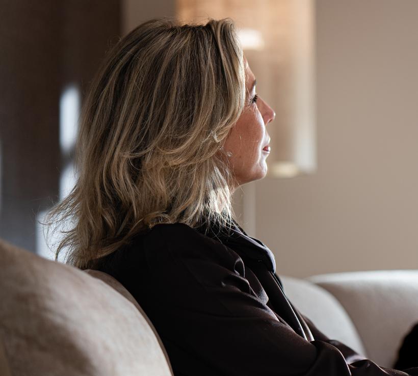 Vrouw kijkt bezorgd naar buiten