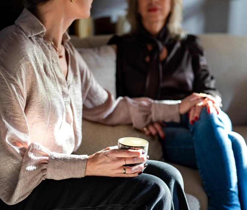 Twee vrouwen in een warm gesprek op de bank